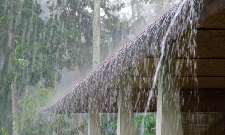 Por chuva, Rio decreta ponto facultativo e prefeito pede que pessoas fiquem em casa