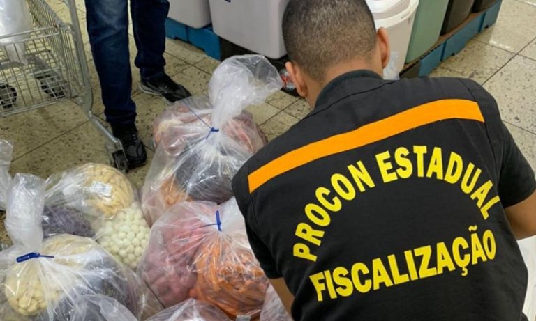 Procon apreende 900 quilos de produtos impróprios em supermercado no ES
