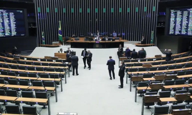 Projeto aumenta pena de crime de violência psicológica contra mulher com uso de IA