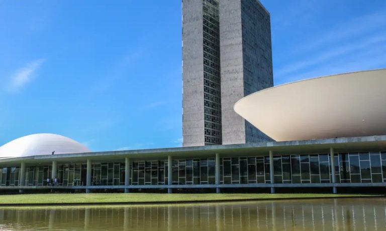 Projeto quer dobrar período de internação de adolescentes infratores