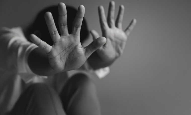 Quatro mulheres foram vítimas de feminicídio por dia no Brasil em 2023