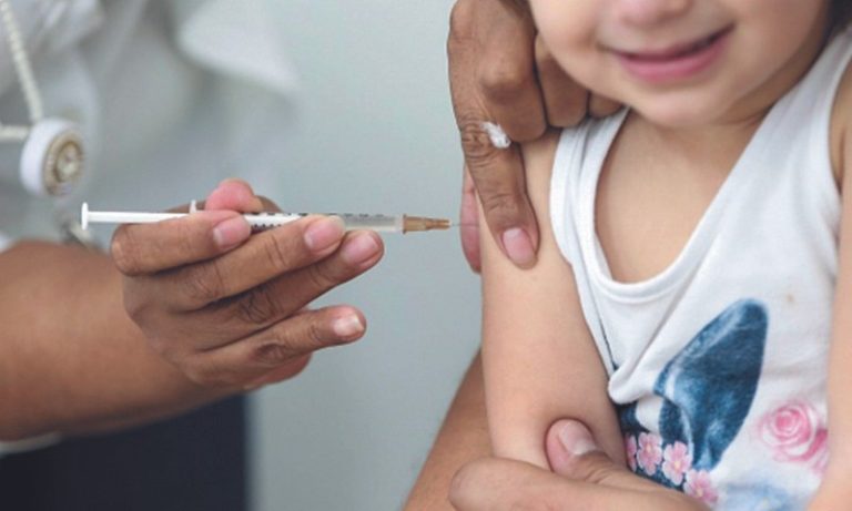 Serra abre novas vagas para vacinação de dengue e covid-19