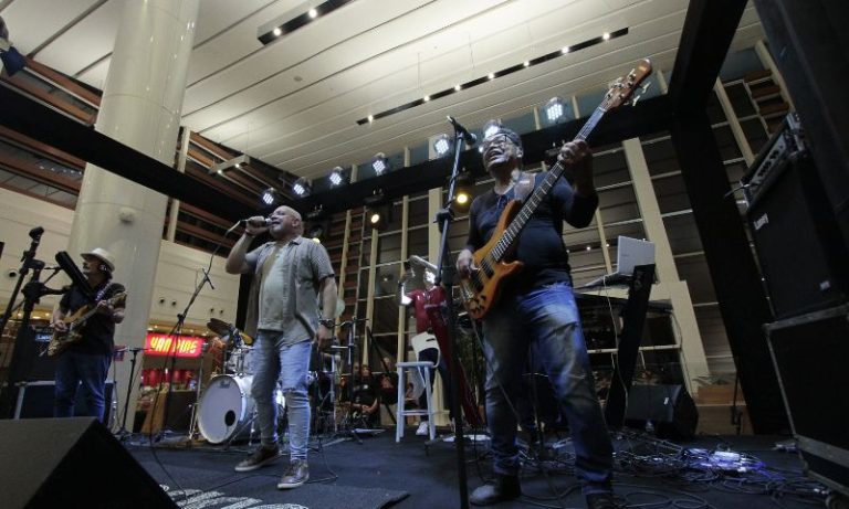 Show gratuito em tributo ao Roupa Nova agita feriado no RioMar Recife