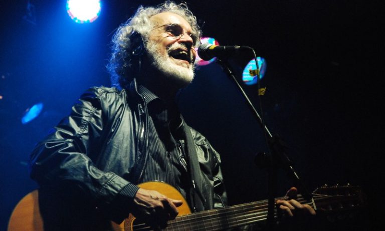 Sucessos de Renato Teixeira em hotel nas montanhas