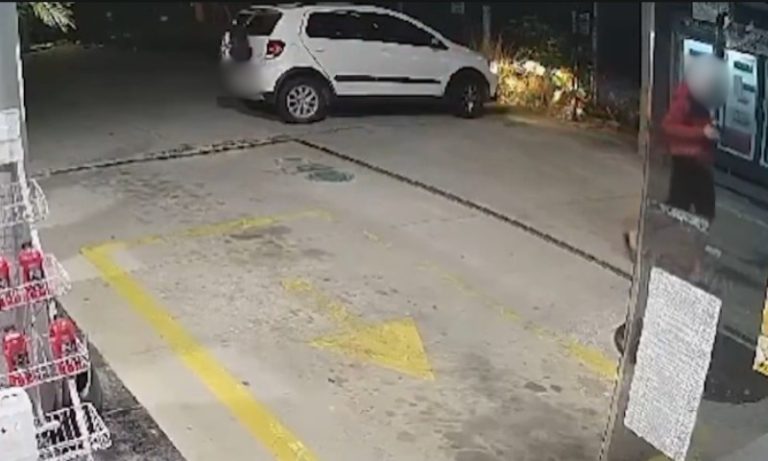 Suspeito ameaça clientes e rouba carro em posto de combustível na Serra