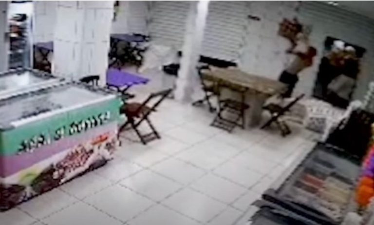 Suspeitos invadem comércio em retaliação a operação policial em Vila Velha
