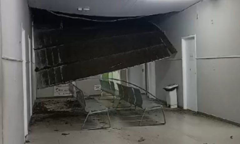 Temporal derruba teto de Unidade de Saúde em Vitória; veja vídeo