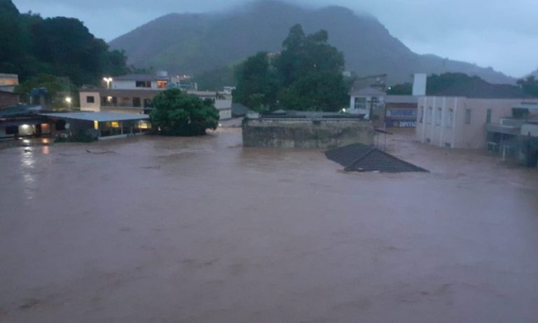 Temporal provoca alagamentos e estragos em cidades do Sul do ES