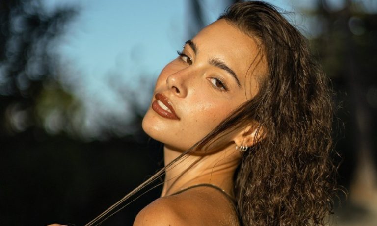Um dia de praia e música com a capixaba Bella Mattar