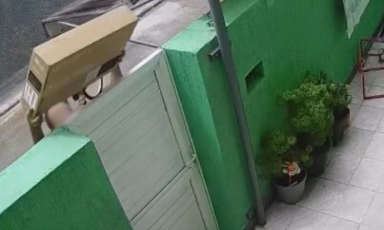 VÍDEO | Entregador joga televisão por cima de portão de casa