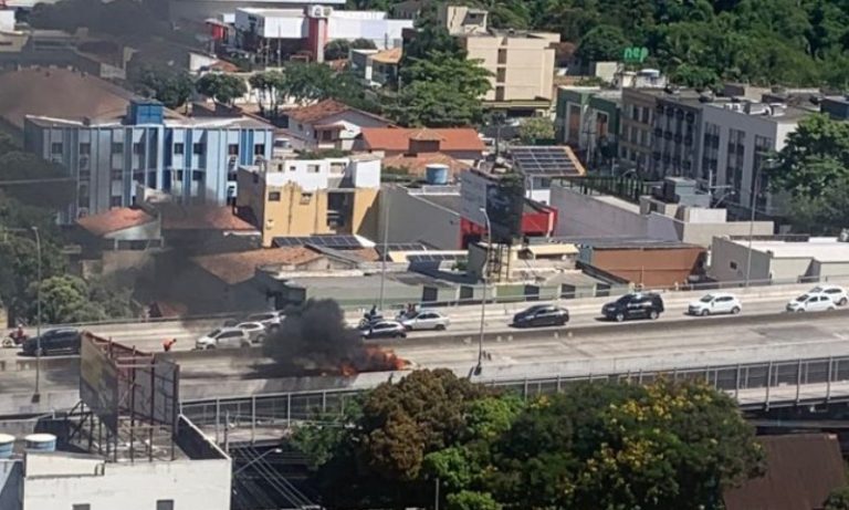 VÍDEOS | Carro pega fogo e interdita Terceira Ponte