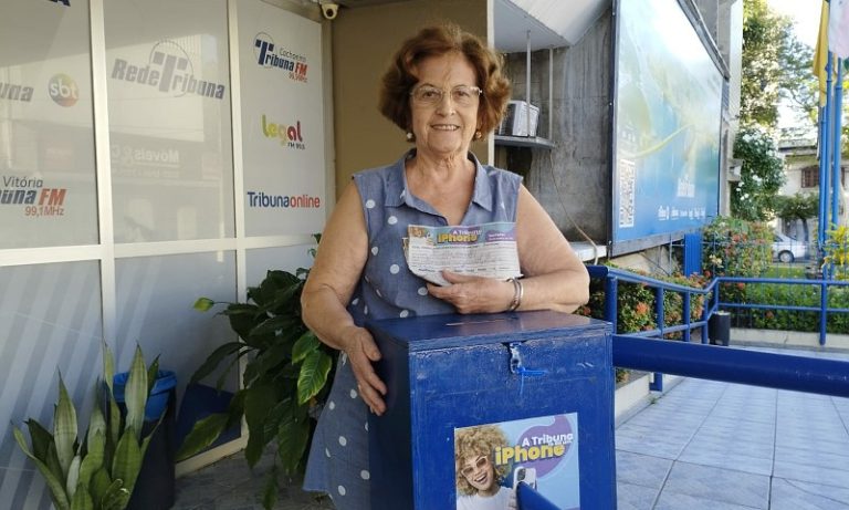 A Tribuna te dá um iPhone: aposentada de 80 anos na torcida para ganhar o celular