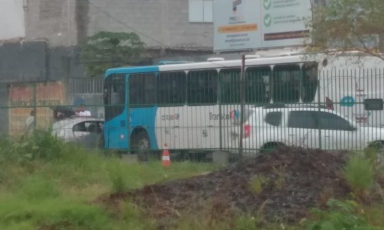 Acidente entre carro e Transcol deixa um morto e quatro feridos em Vila Velha