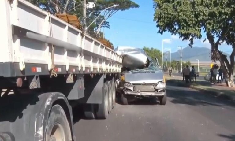 Acidente entre van escolar e carreta deixa feridos na Serra