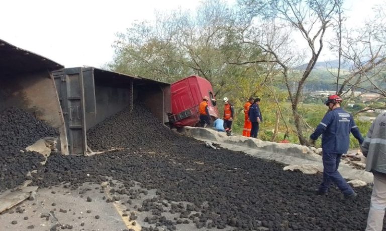 Acidentes causam interdição total em duas rodovias federais no ES