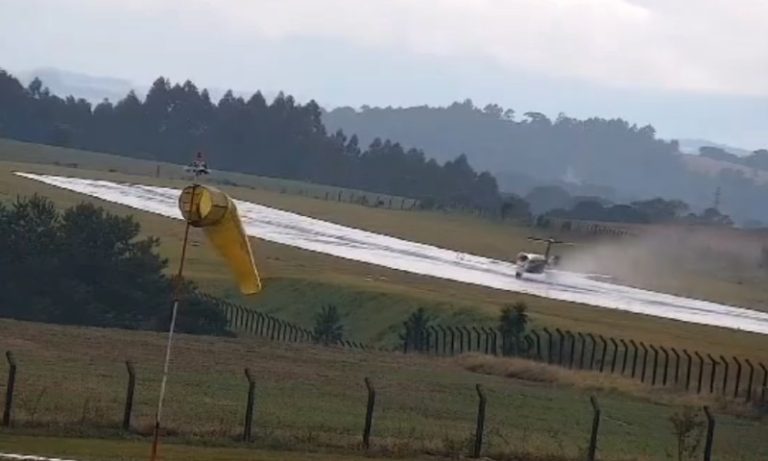Avião de farmacêutica sai da pista em pouso no interior do RS. Veja vídeo