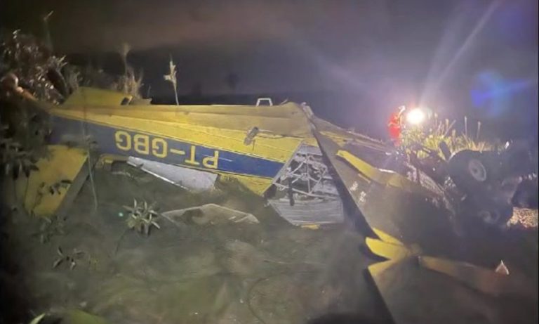 Avião fica de cabeça para baixo após queda em MG