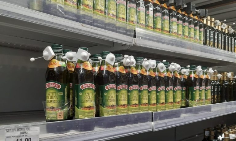 Azeite vira item de luxo e ganha lacre antifurto