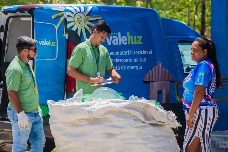 Bairro da Várzea ganha ponto de troca de recicláveis por descontos na conta de luz