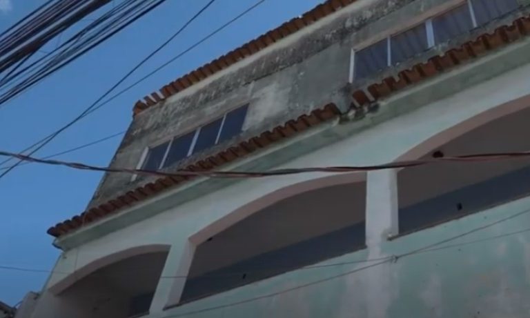 Barbeiro ameaça jogar filho do segundo andar para intimidar ex-mulher no ES