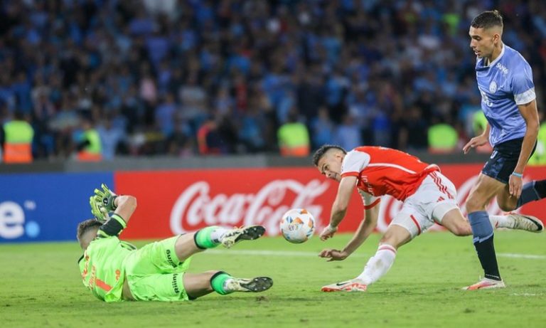Borré perde gols e Internacional empata pela Sul-Americana; Furacão aplica goleada