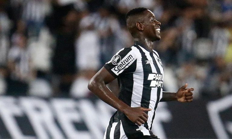 Botafogo bate Universitario e volta à briga na Libertadores