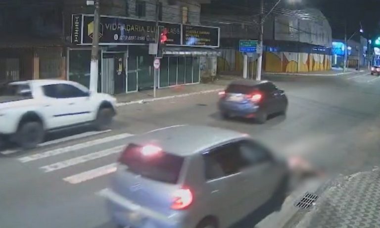 Câmera de segurança flagra atropelamento em avenida de Vila Velha