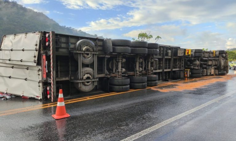 Carreta tomba e interdita BR-101 no Sul do ES