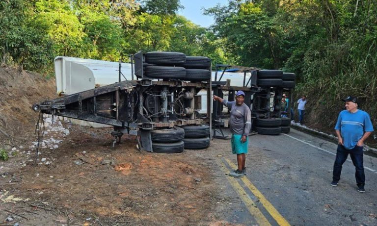 Carreta tomba e interdita BR-259 no ES