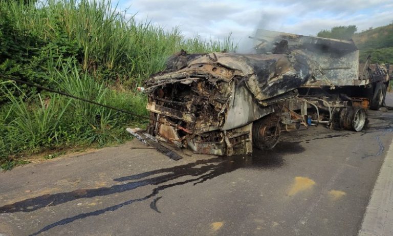 Carreta tomba e pega fogo em Colatina