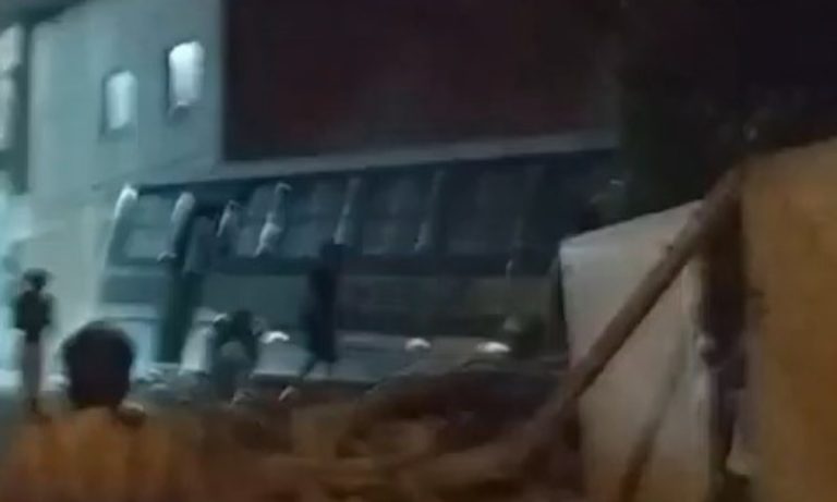 Casas são atingidas por ônibus escolar em São Mateus