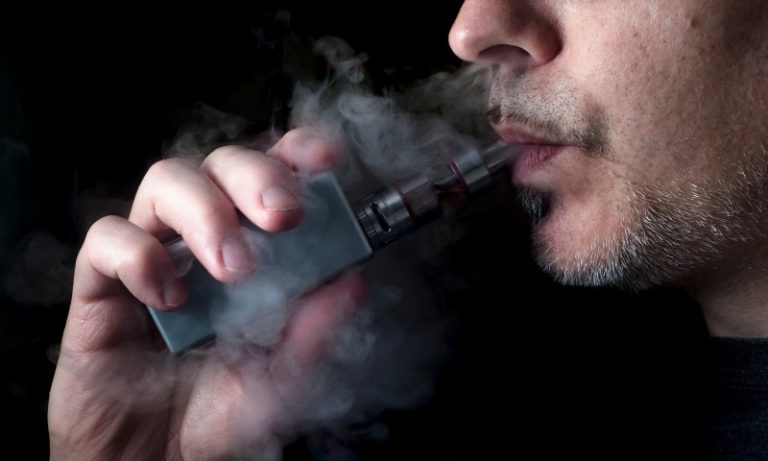 Cigarro eletrônico provoca até “buraco no pulmão”
