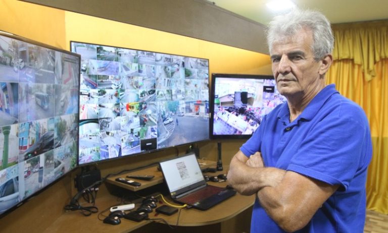 Comerciante cria central de monitoramento com 200 câmeras