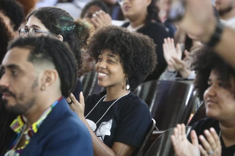 Cursos gratuitos com 2.100 vagas para jovens do Recife