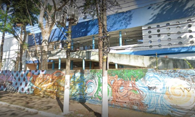 Diretor de escola é afastado após ser flagrado fazendo sexo no anfiteatro