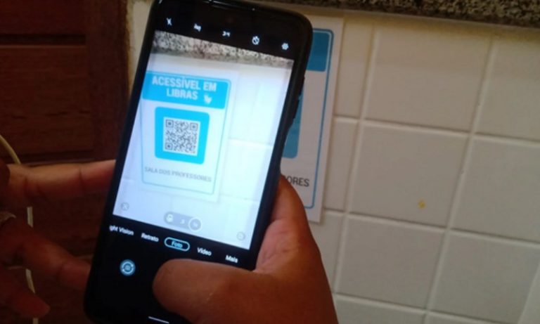 Escola de Vitória implementa projeto visando promover inclusão entre estudantes