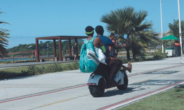 Festival de irregularidades no uso de motos elétricas