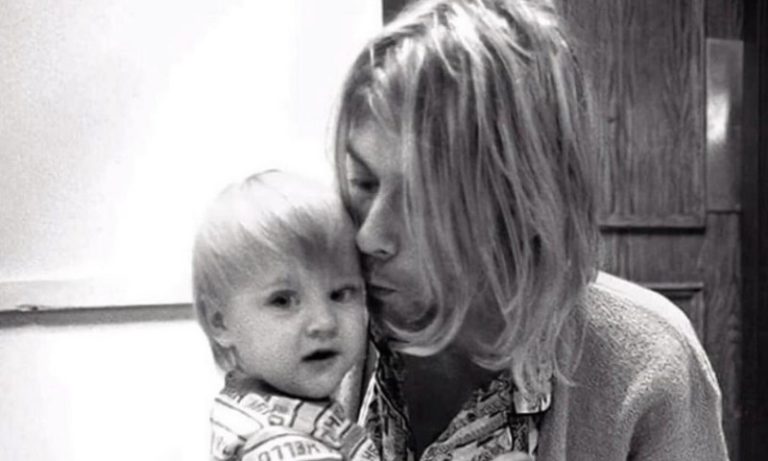 Filha de Kurt Cobain presta homenagem ao pai, morto há 30 anos
