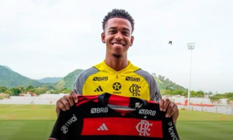 Flamengo apresenta centroavante Carlinhos como reforço do ataque no Brasileirão