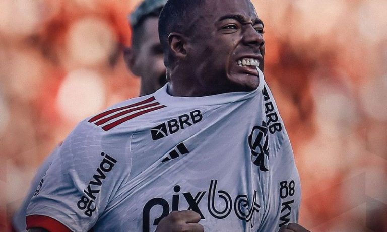 Flamengo joga mal, mas vence o Atlético-GO em duelo com arbitragem polêmica