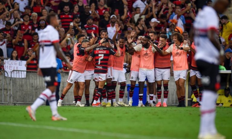 Flamengo vence São Paulo no Maracanã e assume liderança do Brasileiro