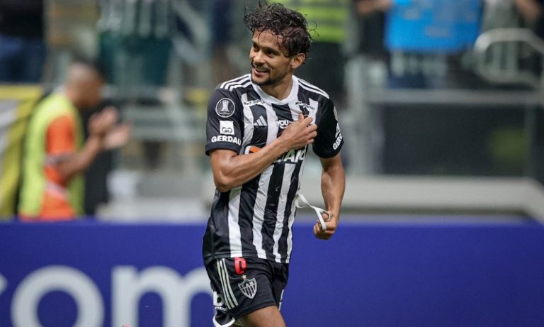 Galo vence a segunda seguida para se manter na liderança do grupo