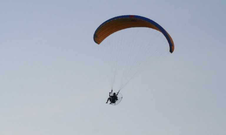 Homem cai com paramotor e morre no interior de São Paulo