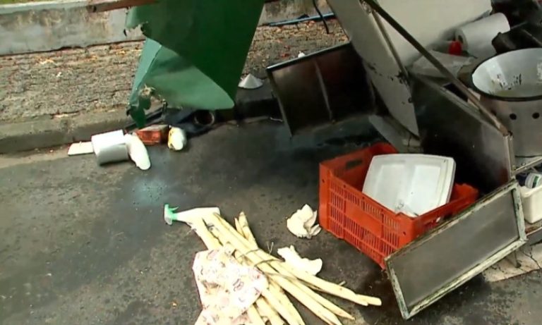 Idoso entra na contramão e atinge barraca de pastel em Vitória
