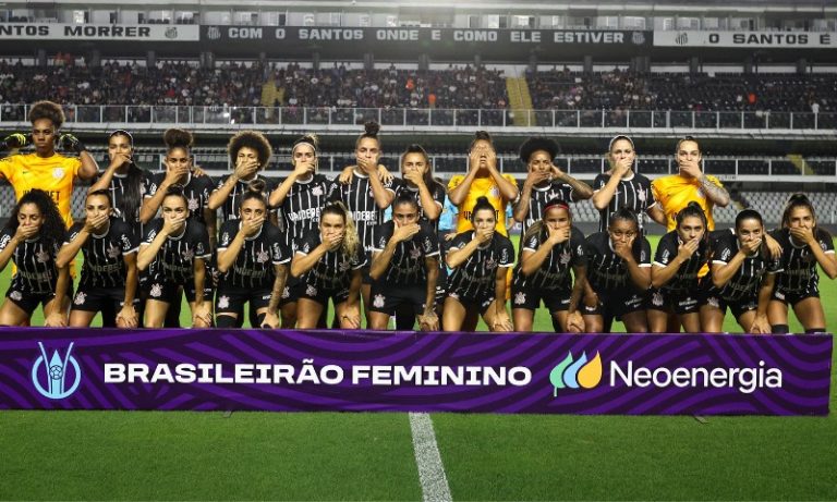 Jogadoras protestam contra volta de técnico acusado de assédio ao Santos