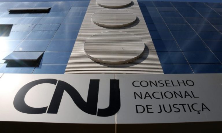 Juiz é afastado suspeito de beneficiar líderes de facções criminosas presos