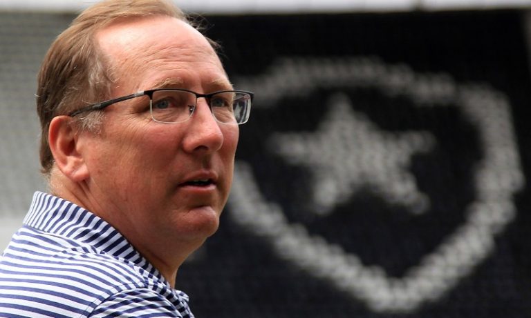 Julgamento de John Textor é adiado no STJD após pedido de vistas no processo