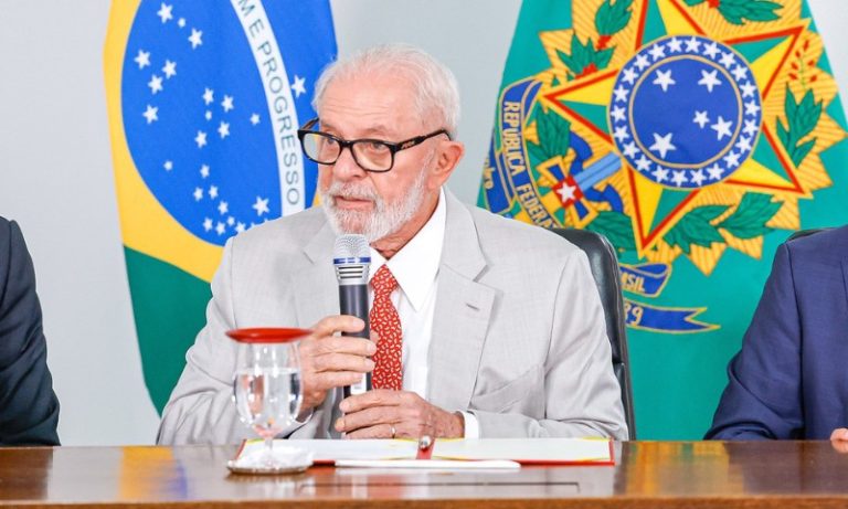 Lula usa gravata em homenagem ao cachorro ‘Joca’ e cobra providências