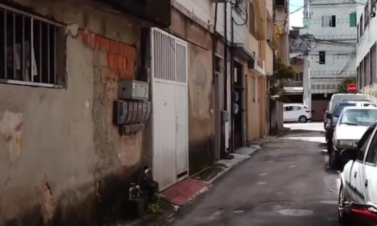 Lutador de jiu-jitsu agride esposa com filho de 1 ano no colo em Vila Velha