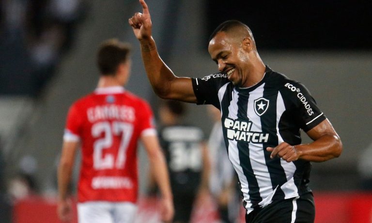 Marlon Freitas volta a ser foco no Vasco